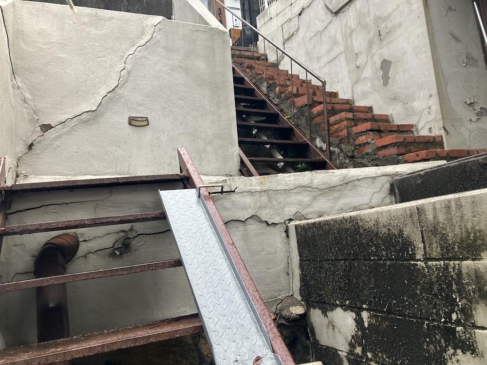 神戸市灘区寺口町の売買物件/擁壁に亀裂があります