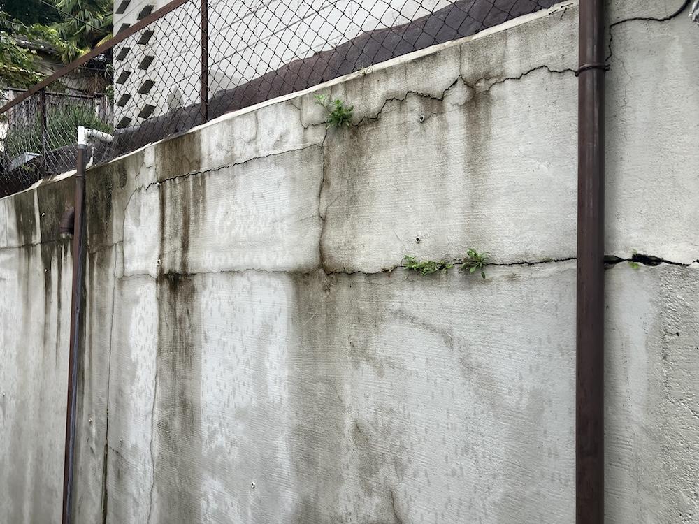 神戸市灘区寺口町の売買物件/擁壁に亀裂があります
