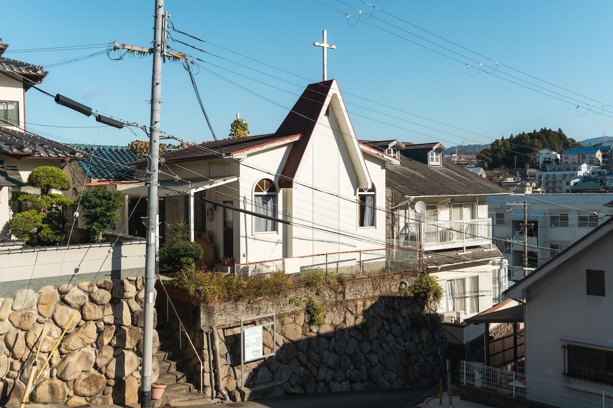 神戸市北区鈴蘭台南町の売買物件/青空に映える十字架をのせた三角屋根