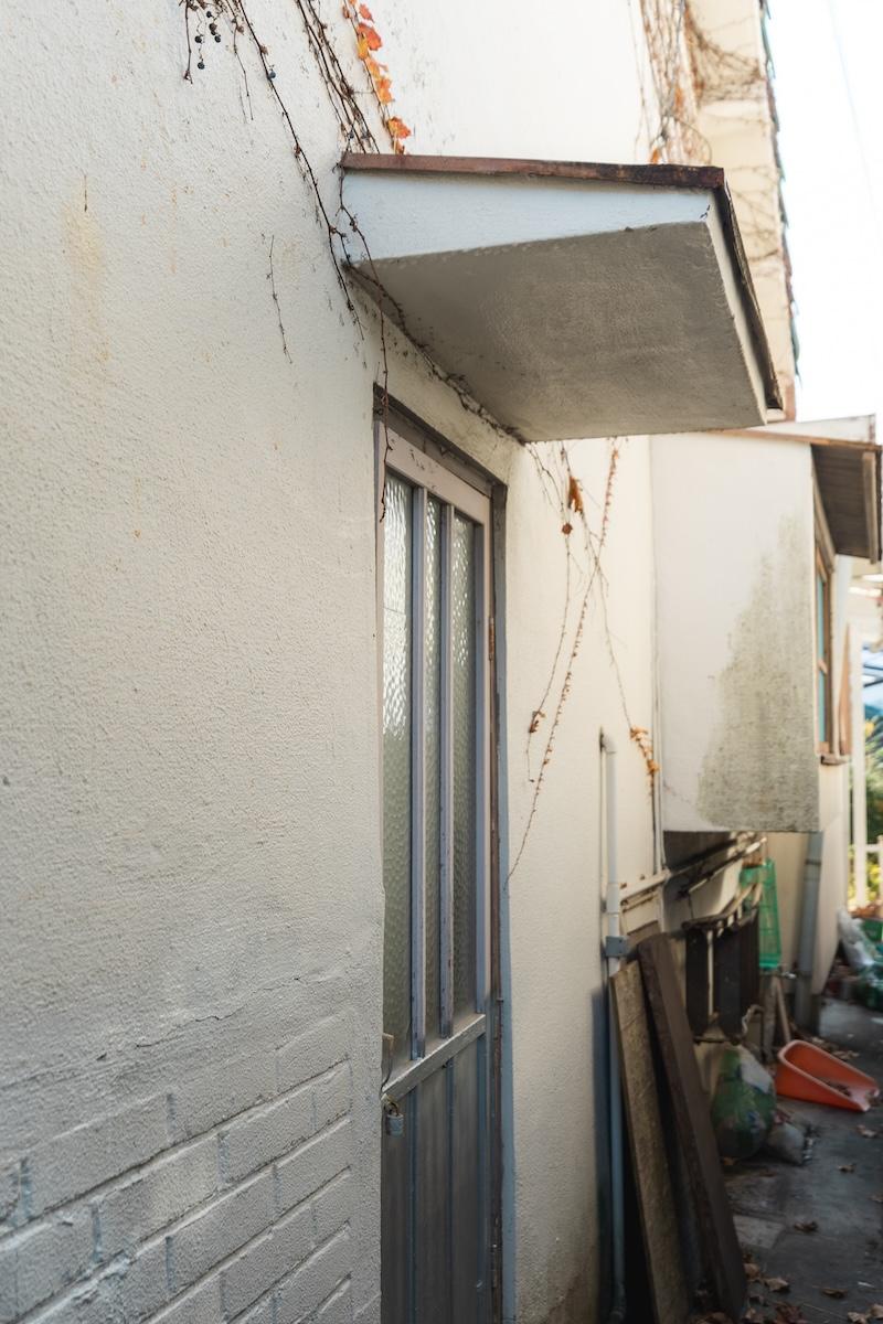 神戸市北区鈴蘭台南町の売買物件/玄関横から建物の裏手へ