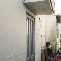 神戸市北区鈴蘭台南町の売買物件/玄関横から建物の裏手へ