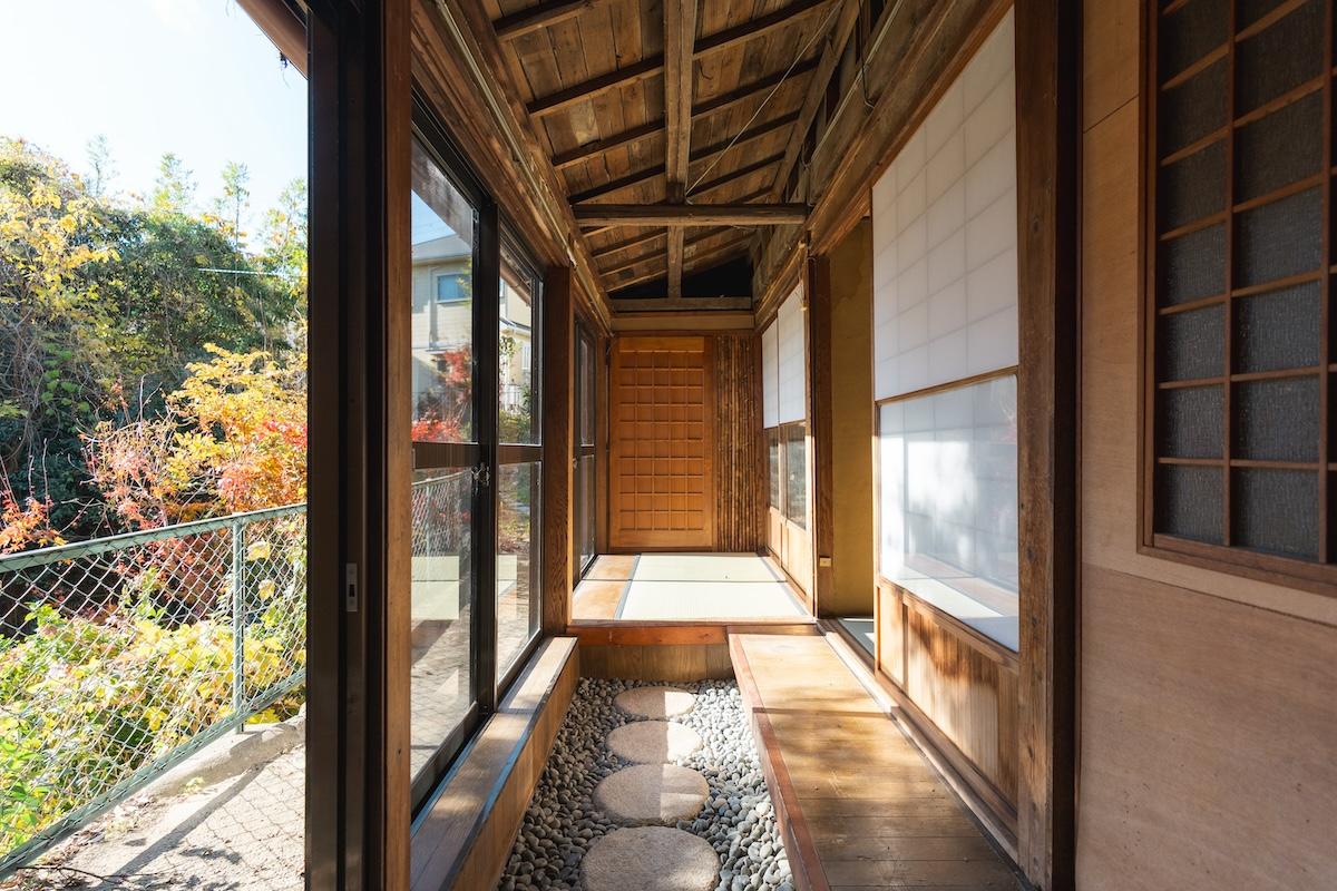 神戸市北区鈴蘭台西町の売買物件/玄関を入ると、茶室の「内露地」を思わせる土間空間