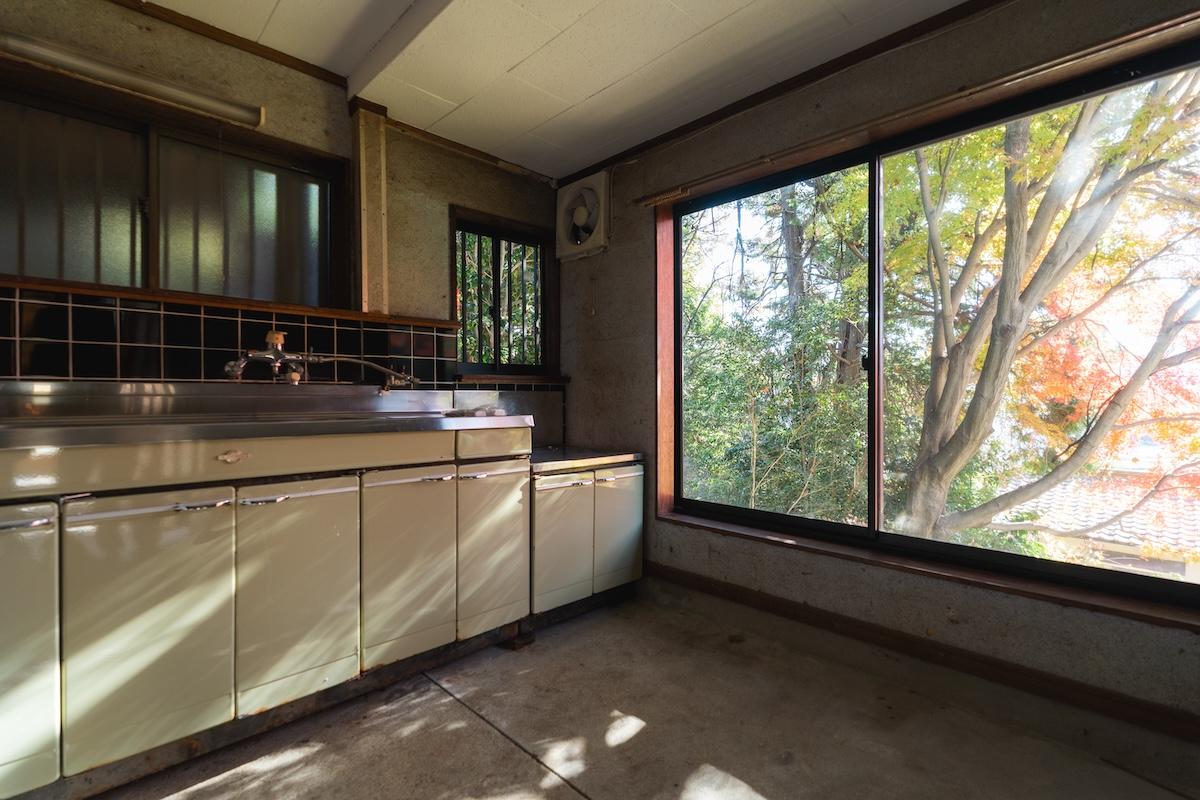 神戸市北区鈴蘭台西町の売買物件/キッチンにある大きな窓から畑に下りて行けます