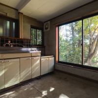 神戸市北区鈴蘭台西町の売買物件/キッチンにある大きな窓から畑に下りて行けます