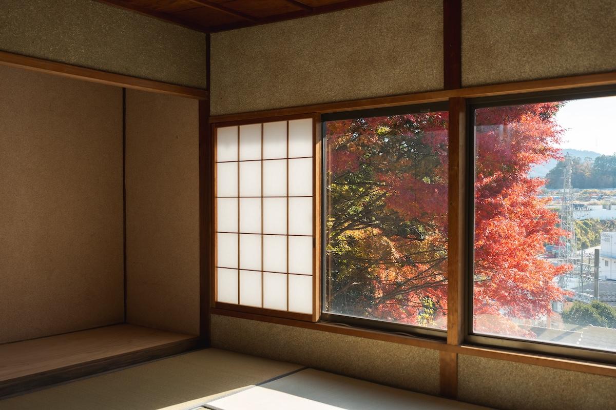 神戸市北区鈴蘭台西町の売買物件/明るい光と紅葉が飛び込んできます