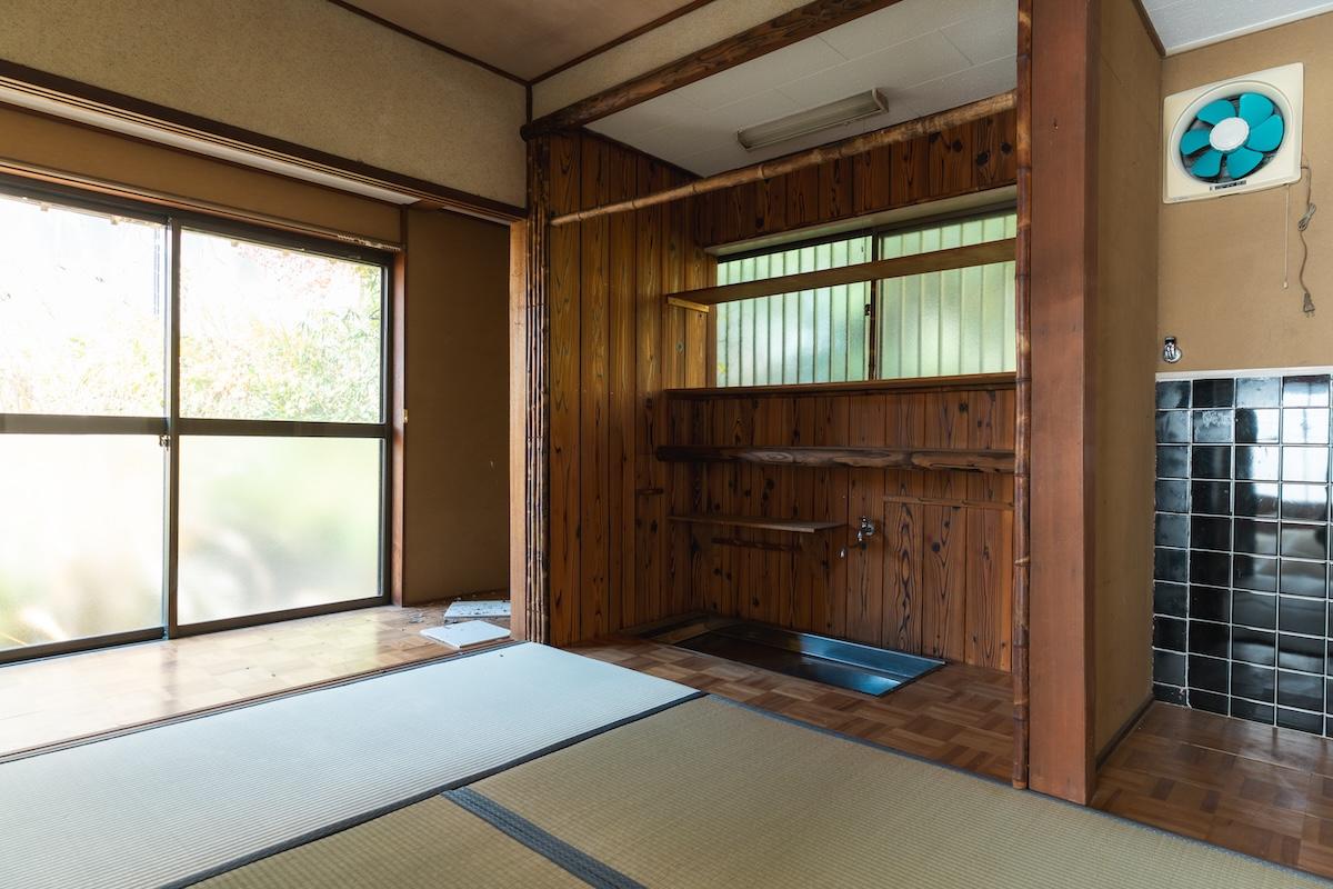 神戸市北区鈴蘭台西町の売買物件/2階茶室の手前にある水屋。床にシンクが埋め込まれています