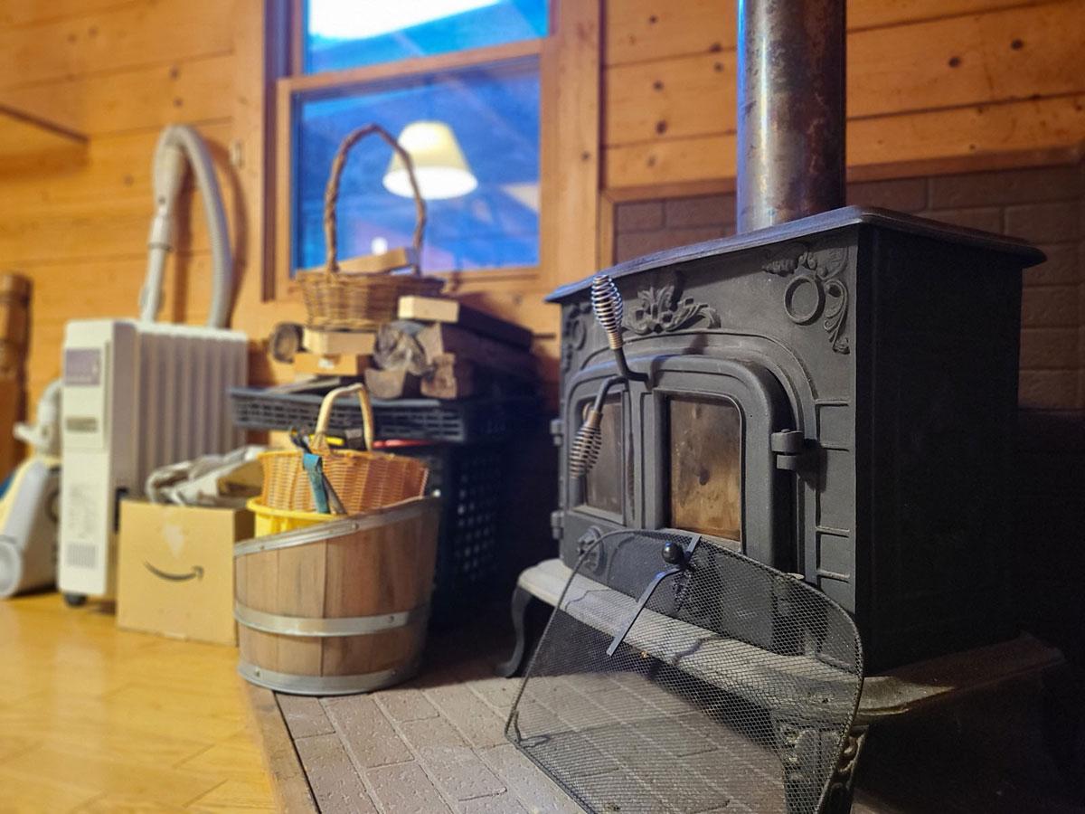 三田市母子の売買物件/ログハウスには暖炉が似合う