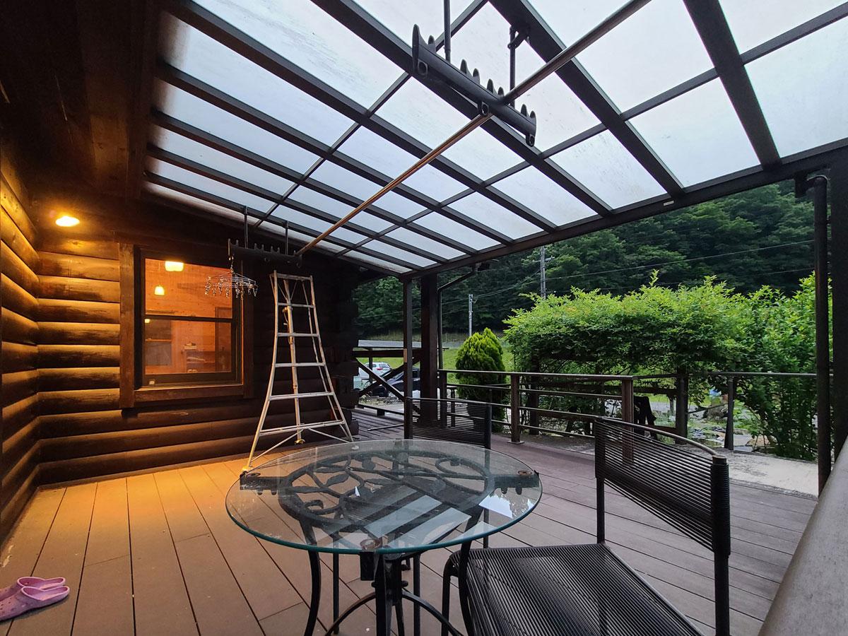 三田市母子の売買物件/リビングに面したウッドデッキで朝食を