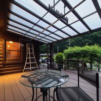 三田市母子の売買物件/リビングに面したウッドデッキで朝食を