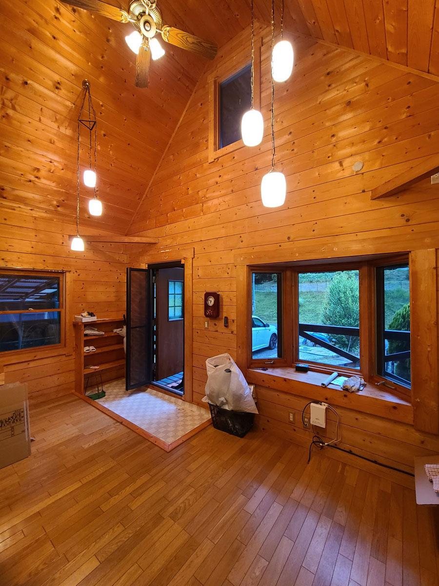 三田市母子の売買物件/玄関の吹き抜け、開放感あり