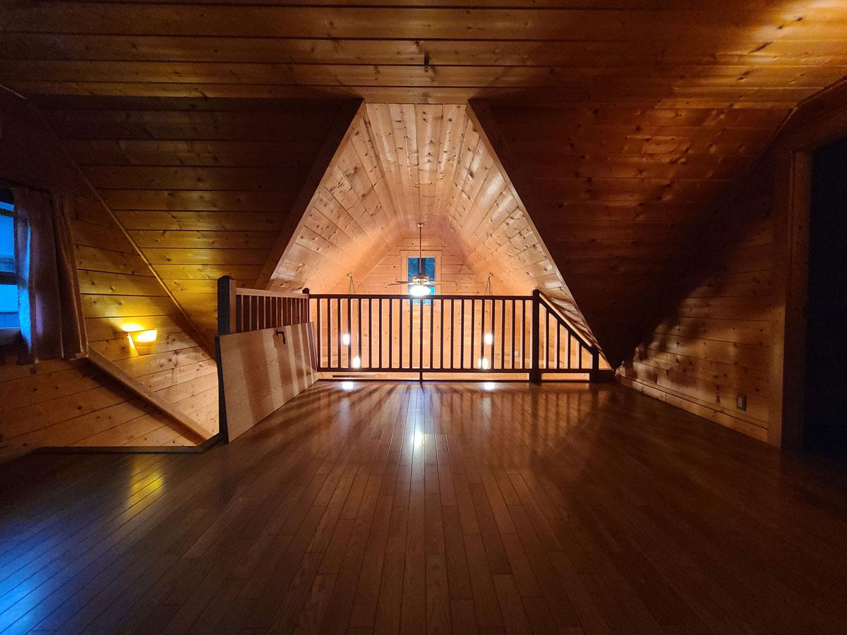 三田市母子の売買物件/ログハウスの三角屋根は愛らしい