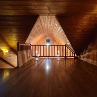 三田市母子の売買物件/ログハウスの三角屋根は愛らしい