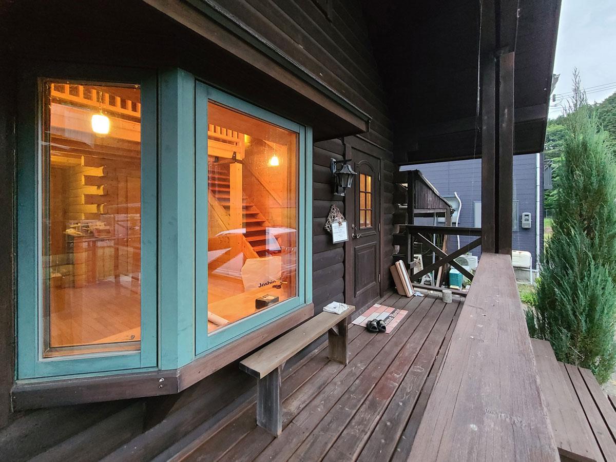 三田市母子の売買物件/玄関ポーチ。リビングの前には可愛い出窓