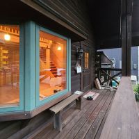 三田市母子の売買物件/玄関ポーチ。リビングの前には可愛い出窓