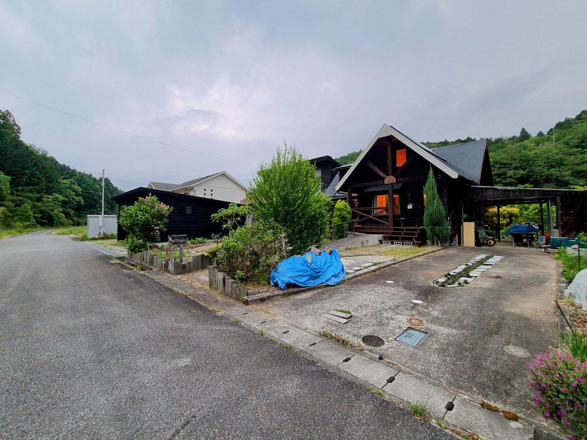 三田市母子の売買物件/倉庫の前のスペースに駐車できます。