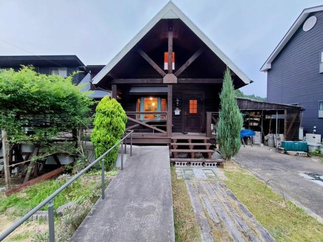 三田市母子の売買物件/外観、右には倉庫が