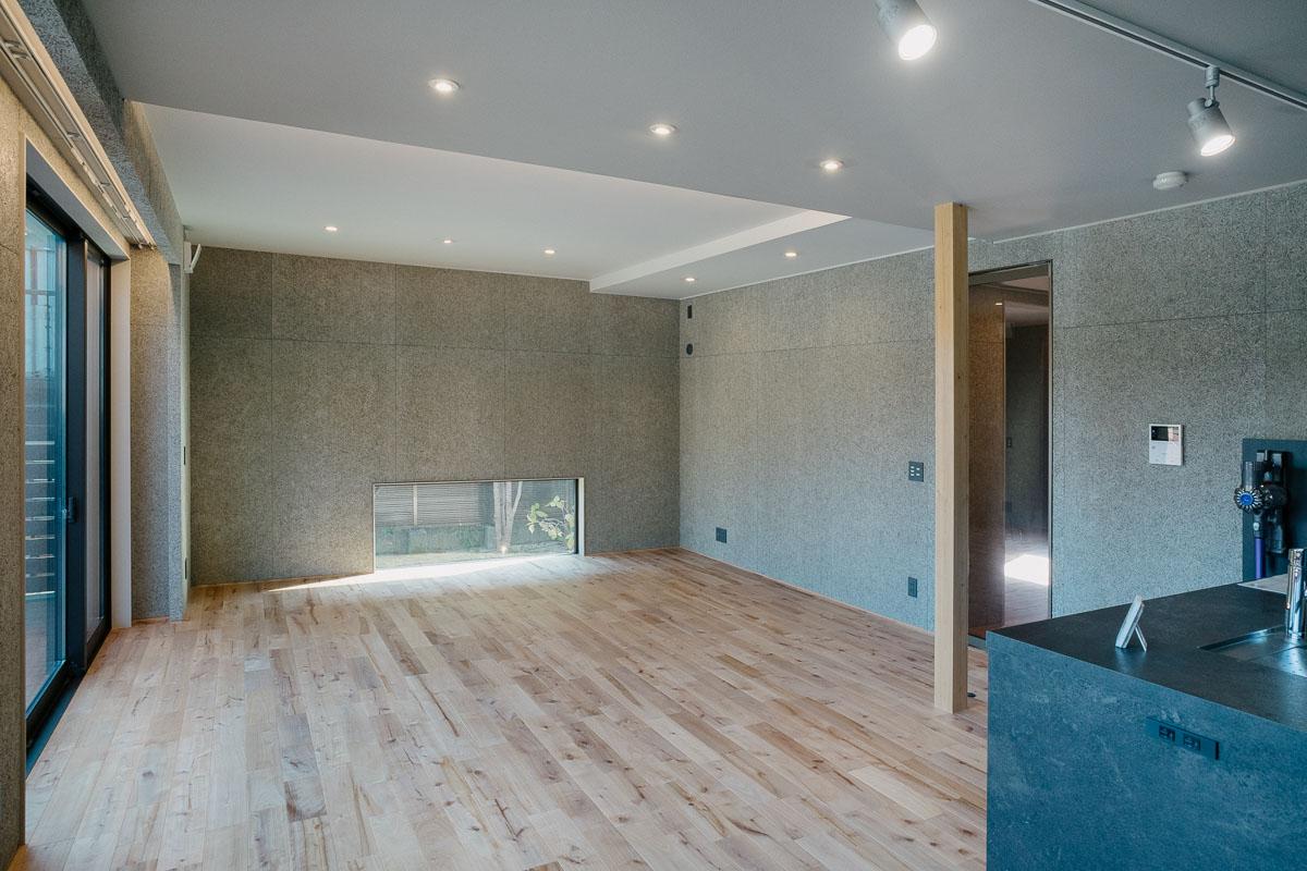 神戸市東灘区渦森台の売買物件/足元もスリット窓で庭を愛でて