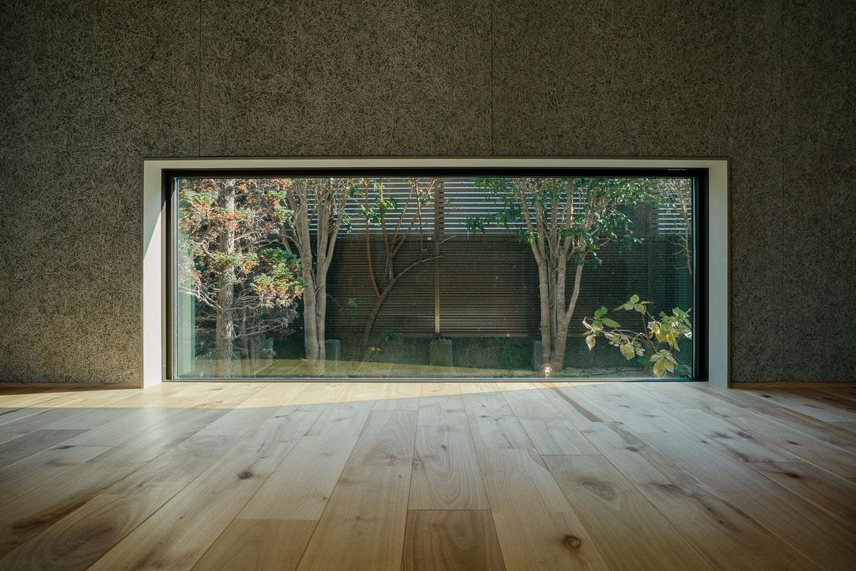 神戸市東灘区渦森台の売買物件/自然光の広がりと内壁のグレーのグラデーション