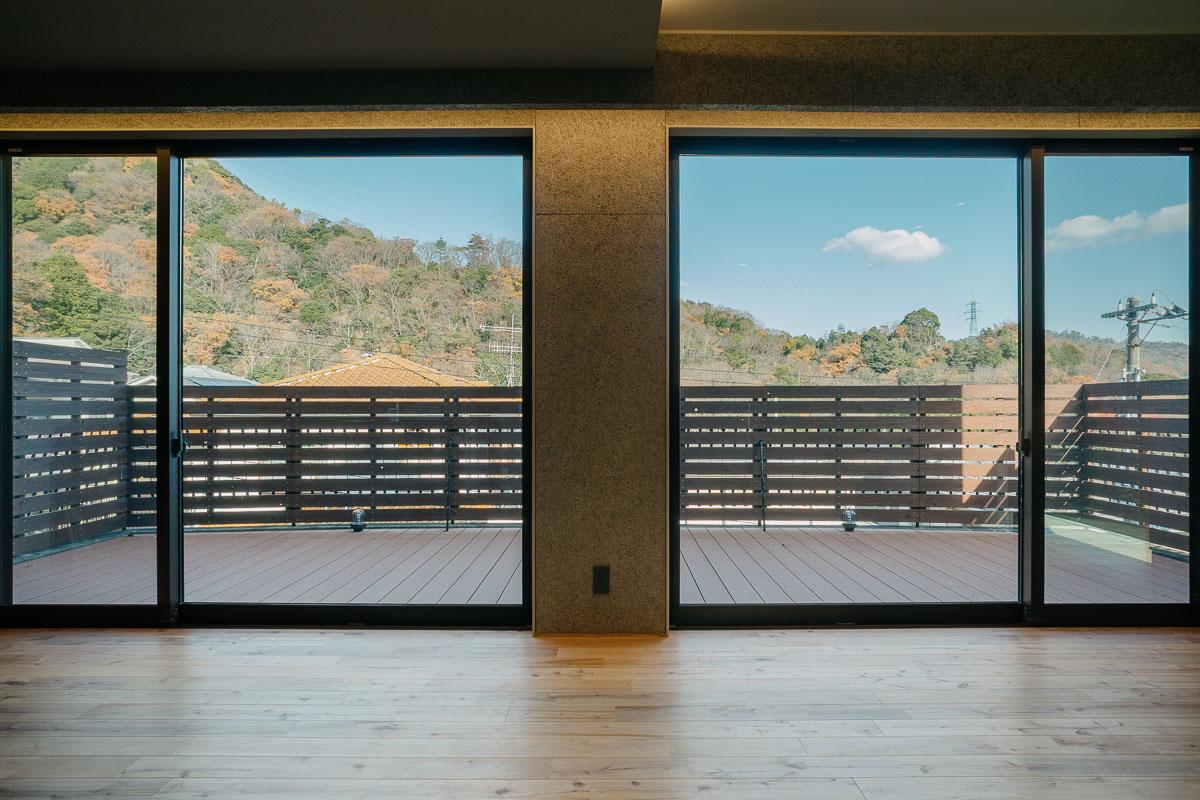 神戸市東灘区渦森台の売買物件/リビングと同じ高さで続くテラス
