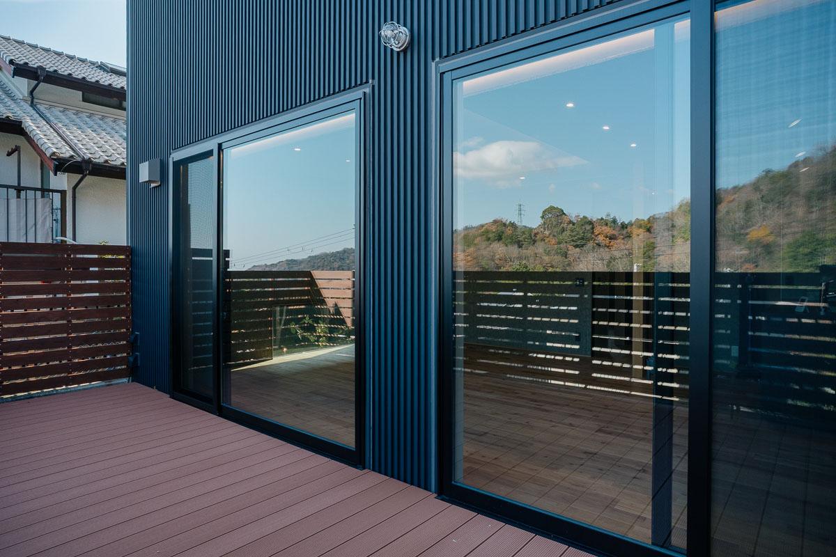 神戸市東灘区渦森台の売買物件/テラスに出たら、窓を見て！山並みが窓に映り込んで