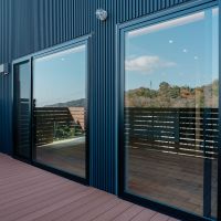 神戸市東灘区渦森台の売買物件/テラスに出たら、窓を見て！山並みが窓に映り込んで