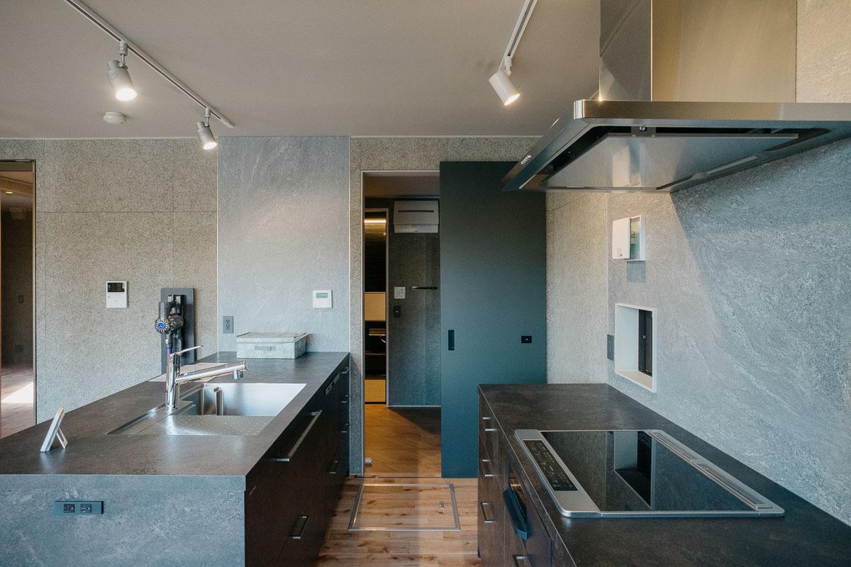 神戸市東灘区渦森台の売買物件/作業台とグリルが分かれているのも使い勝手が良さそう