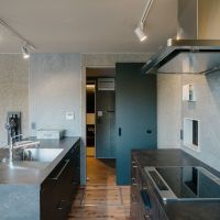 神戸市東灘区渦森台の売買物件/作業台とグリルが分かれているのも使い勝手が良さそう