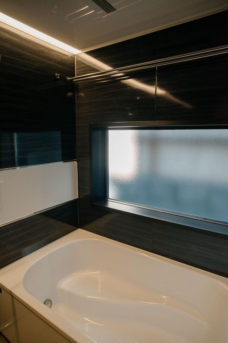 神戸市東灘区渦森台の売買物件/ナノバブルのお風呂、オペークな窓も心憎い