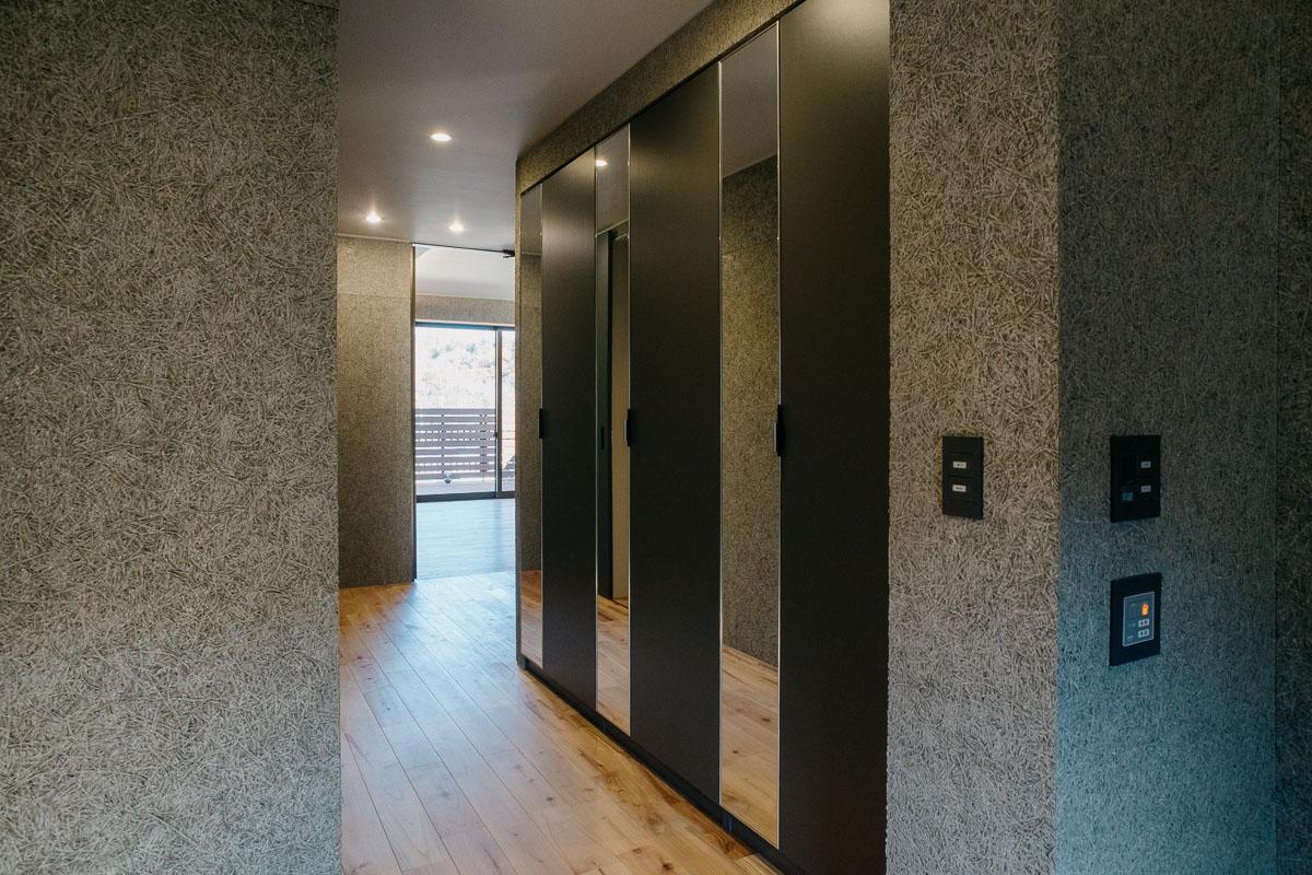 神戸市東灘区渦森台の売買物件/玄関にはシューボックスやクローゼットが