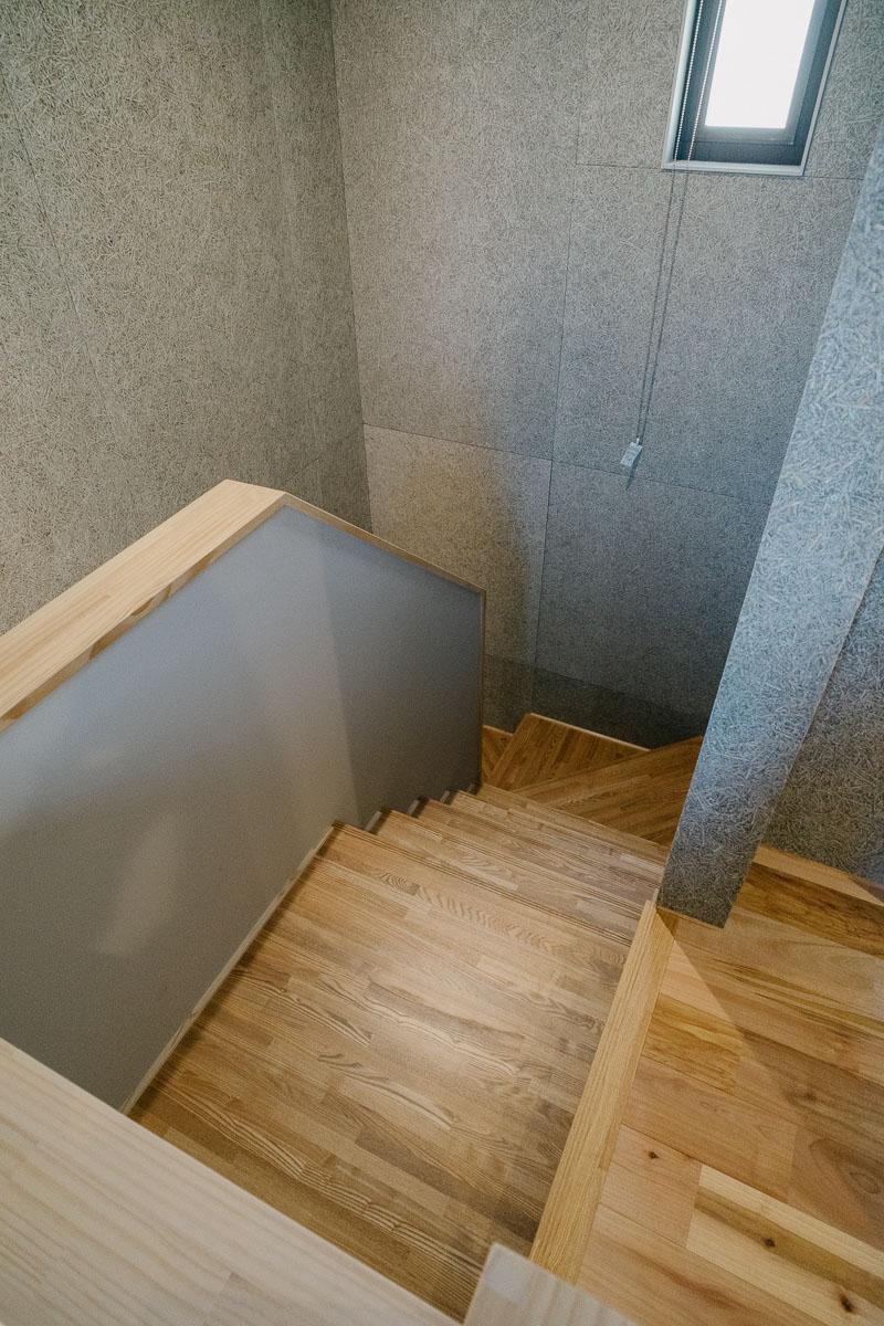 神戸市東灘区渦森台の売買物件/階段も無垢材の丁寧な仕様