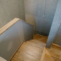 神戸市東灘区渦森台の売買物件/階段も無垢材の丁寧な仕様