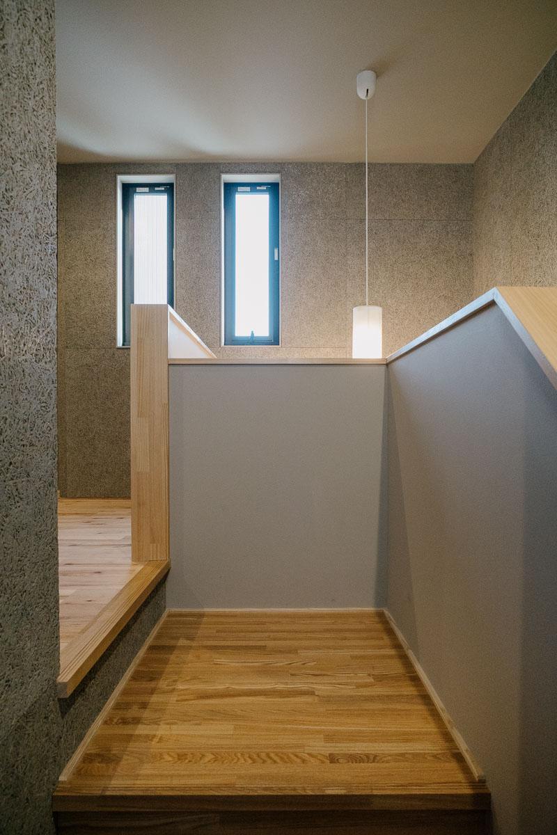 神戸市東灘区渦森台の売買物件/玄関から吹き抜けの階段