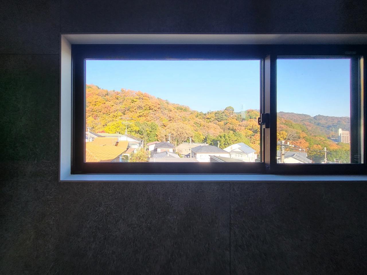 神戸市東灘区渦森台の売買物件/紅葉の頃の借景をオーナーさんからいただきました！