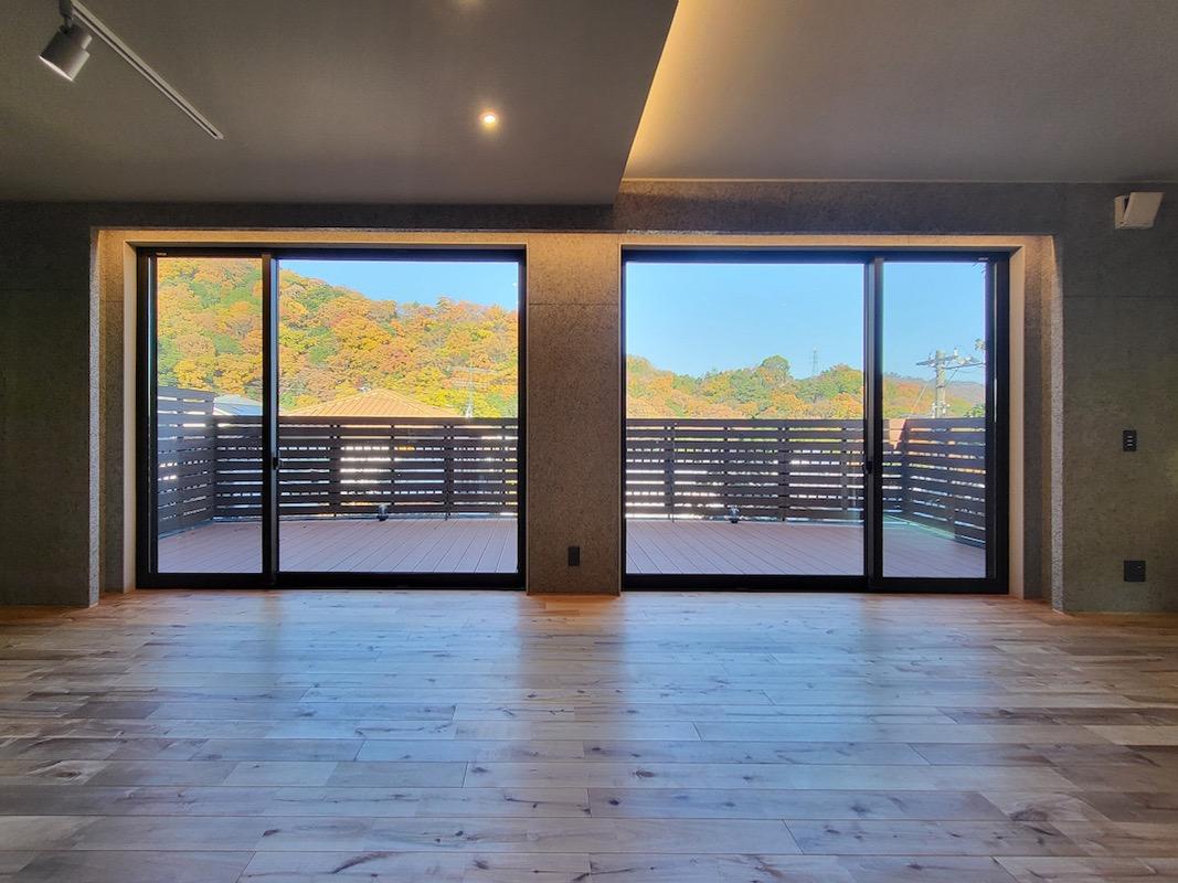 神戸市東灘区渦森台の売買物件/紅葉の頃のリビングルームからの景色！