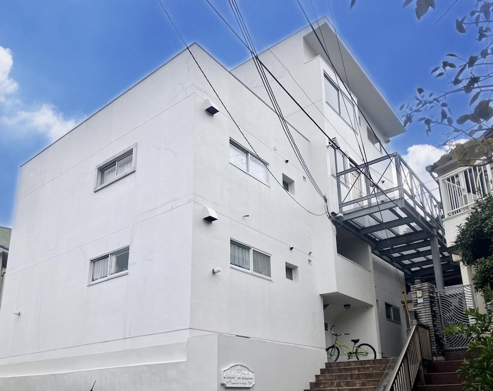 芦屋市東山町の売買物件/青空に映える、白い外壁のレトロマンション