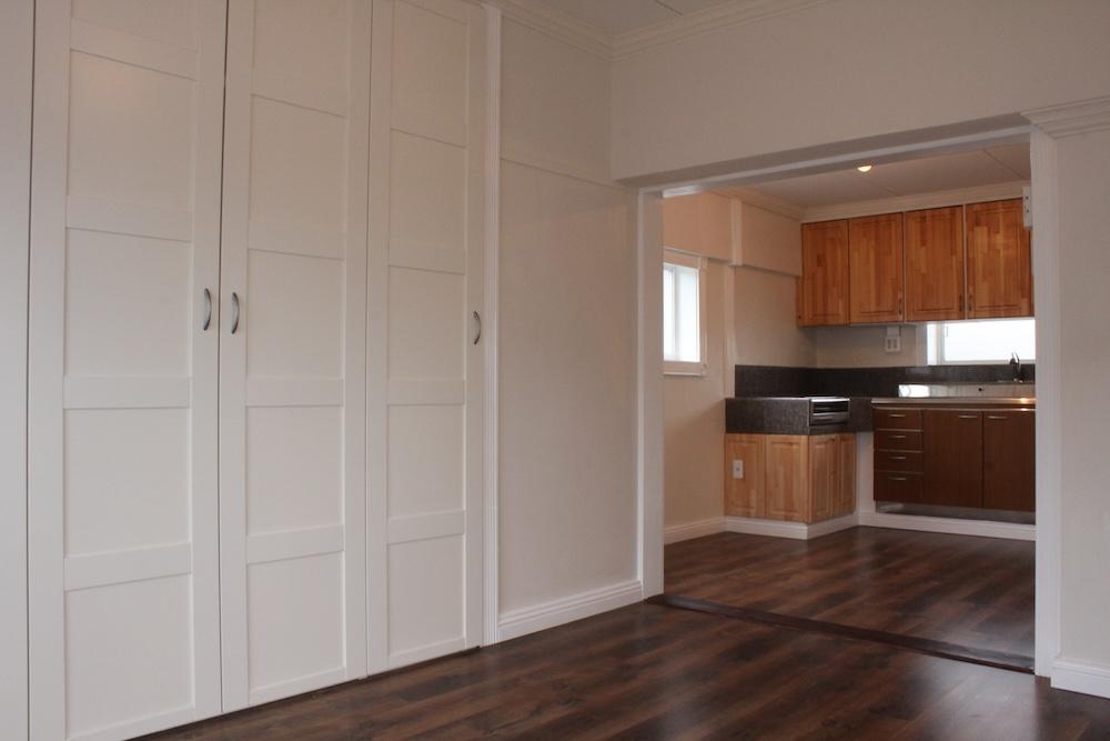 芦屋市東山町の売買物件/白い木製建具と無垢材のキッチンが空間のアクセントに