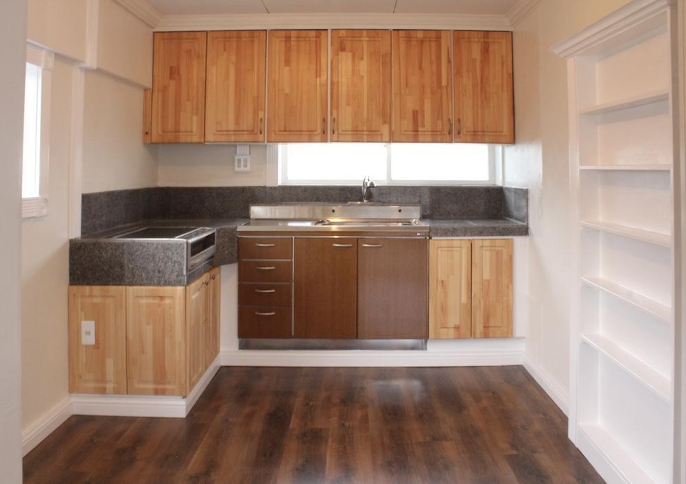 芦屋市東山町の売買物件/御影石タイル貼りに、無垢材のキッチン