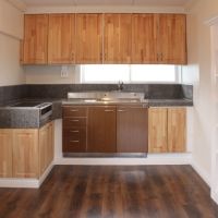 芦屋市東山町の売買物件/御影石タイル貼りに、無垢材のキッチン