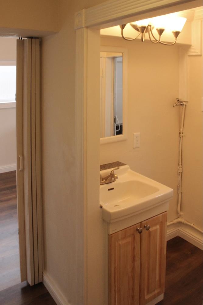 芦屋市東山町の売買物件/洗面台にも無垢材を用いた設え