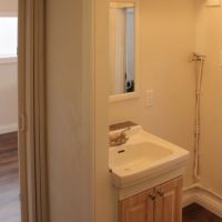 芦屋市東山町の売買物件/洗面台にも無垢材を用いた設え