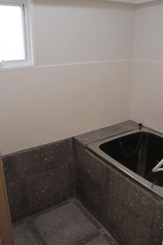 芦屋市東山町の売買物件/御影石タイル張りの風呂