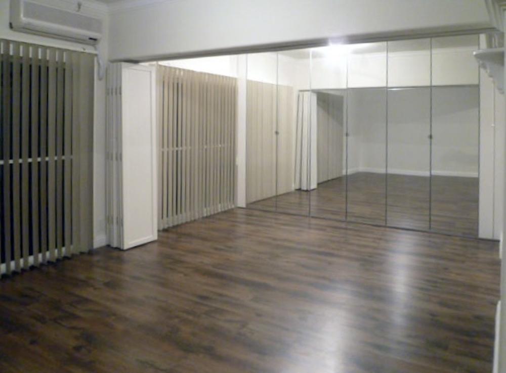 芦屋市東山町の売買物件/一面鏡貼りの部屋も