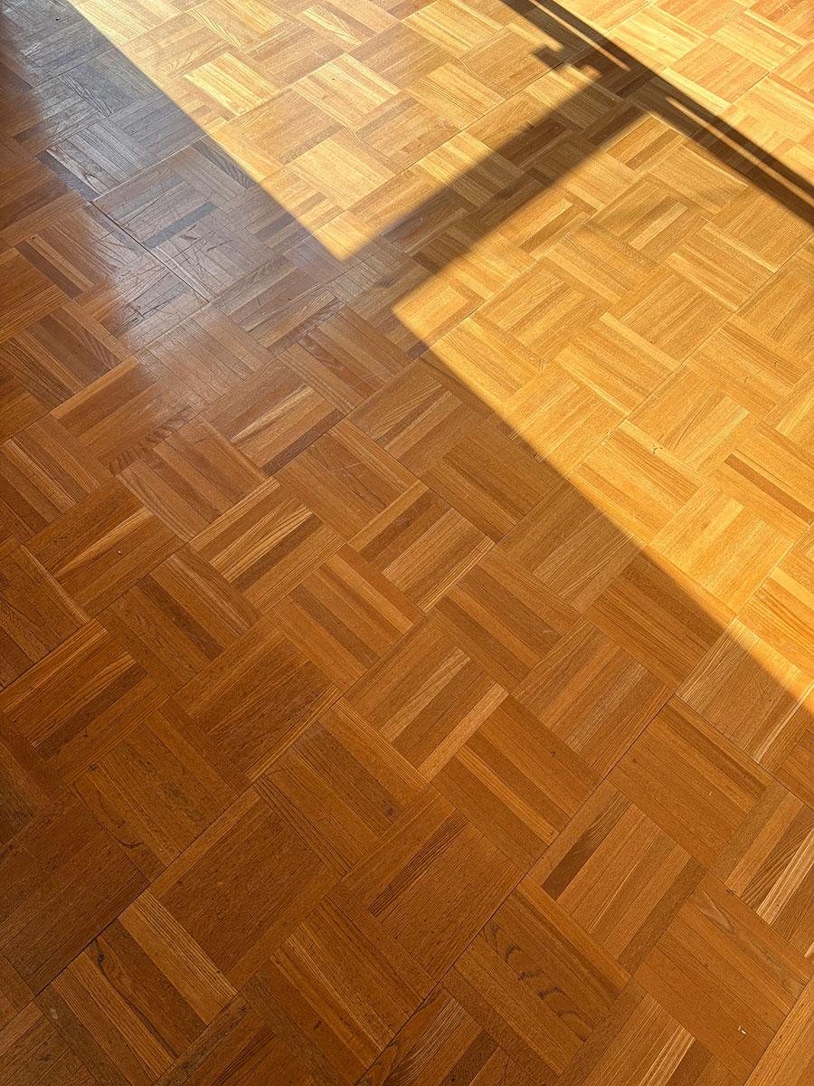 神戸市垂水区美山台の売買物件/リビングのパーケットフロア