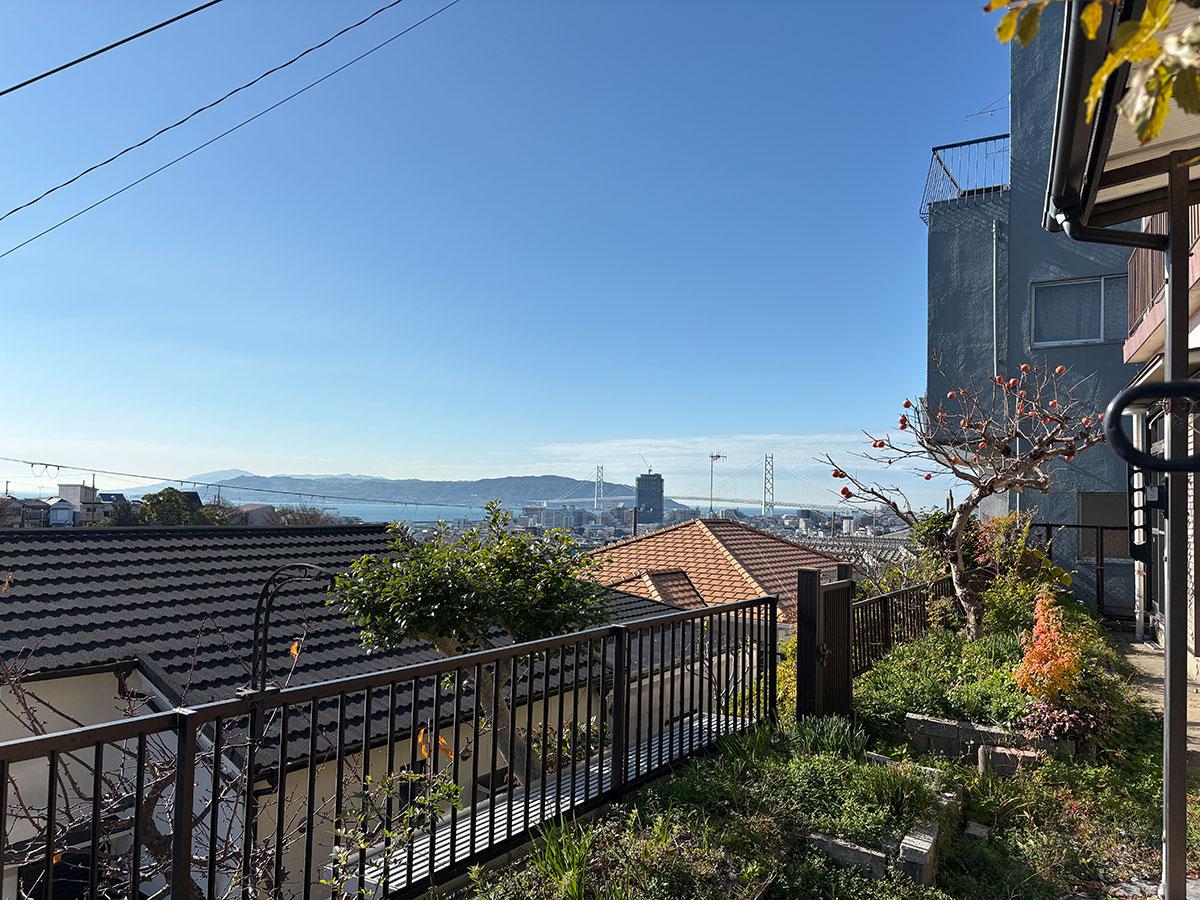 神戸市垂水区美山台の売買物件/庭から眺める淡路島と海