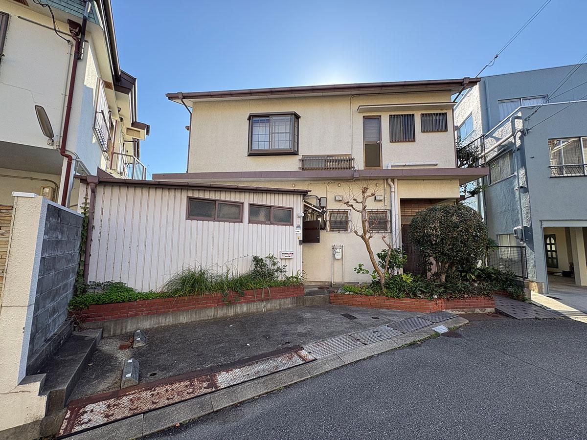 神戸市垂水区美山台の売買物件/外観と駐車スペース