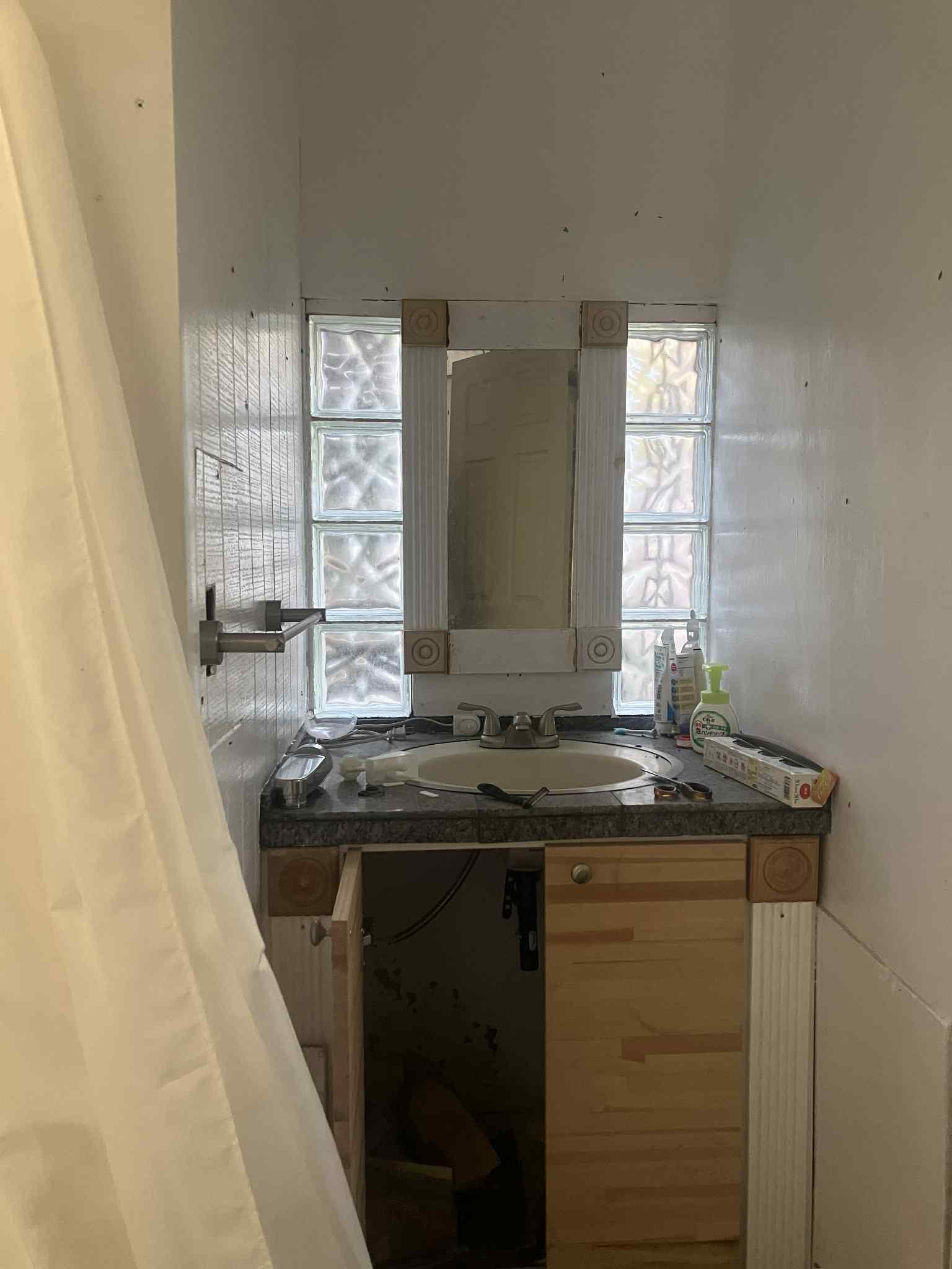 神戸市灘区六甲山町西谷山の売買物件/洗面、こちらの配管も整える必要があります。