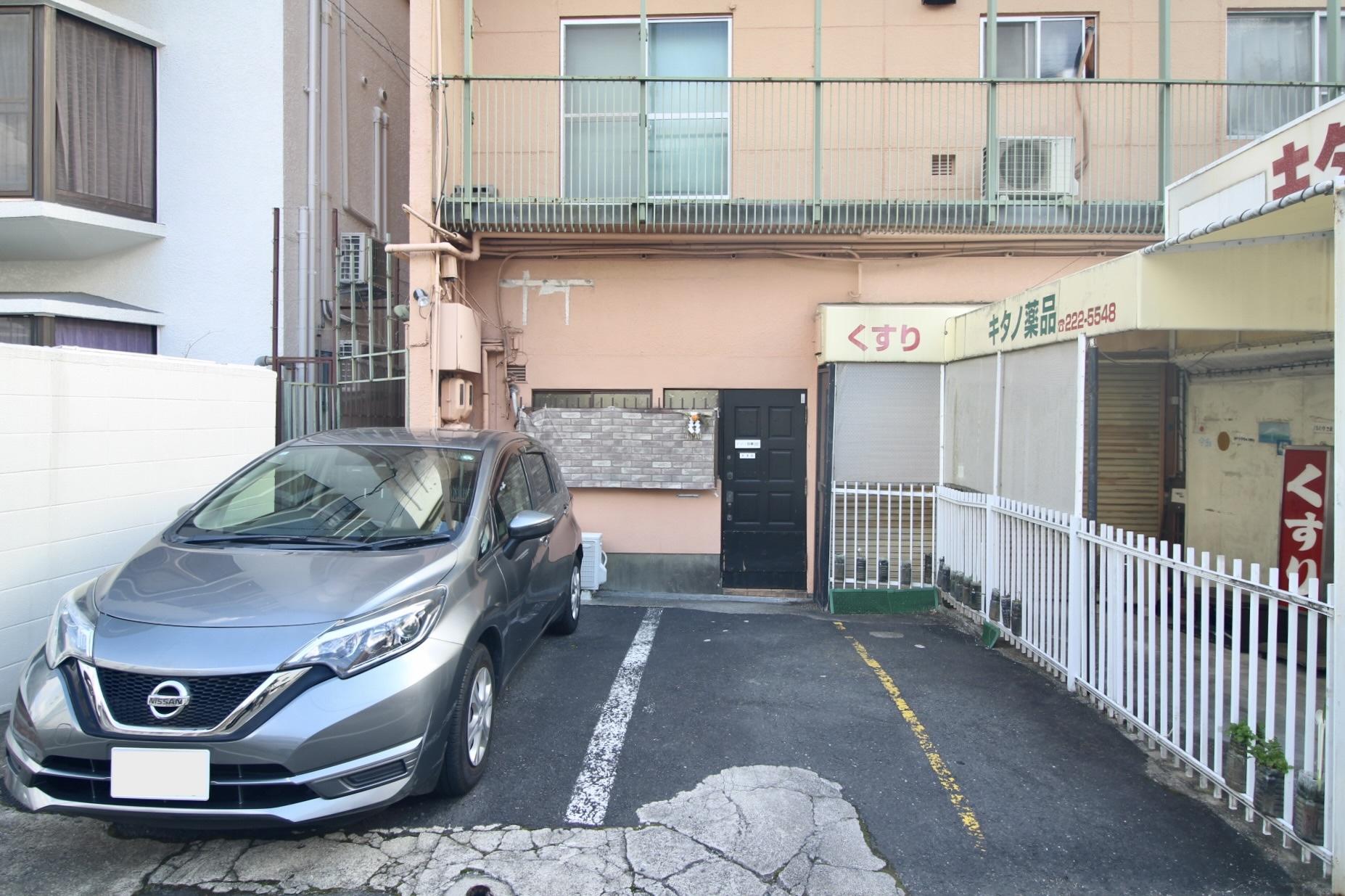 神戸市中央区北野町の売買物件/出入口の目の前に、嬉しい駐車場2台分付き