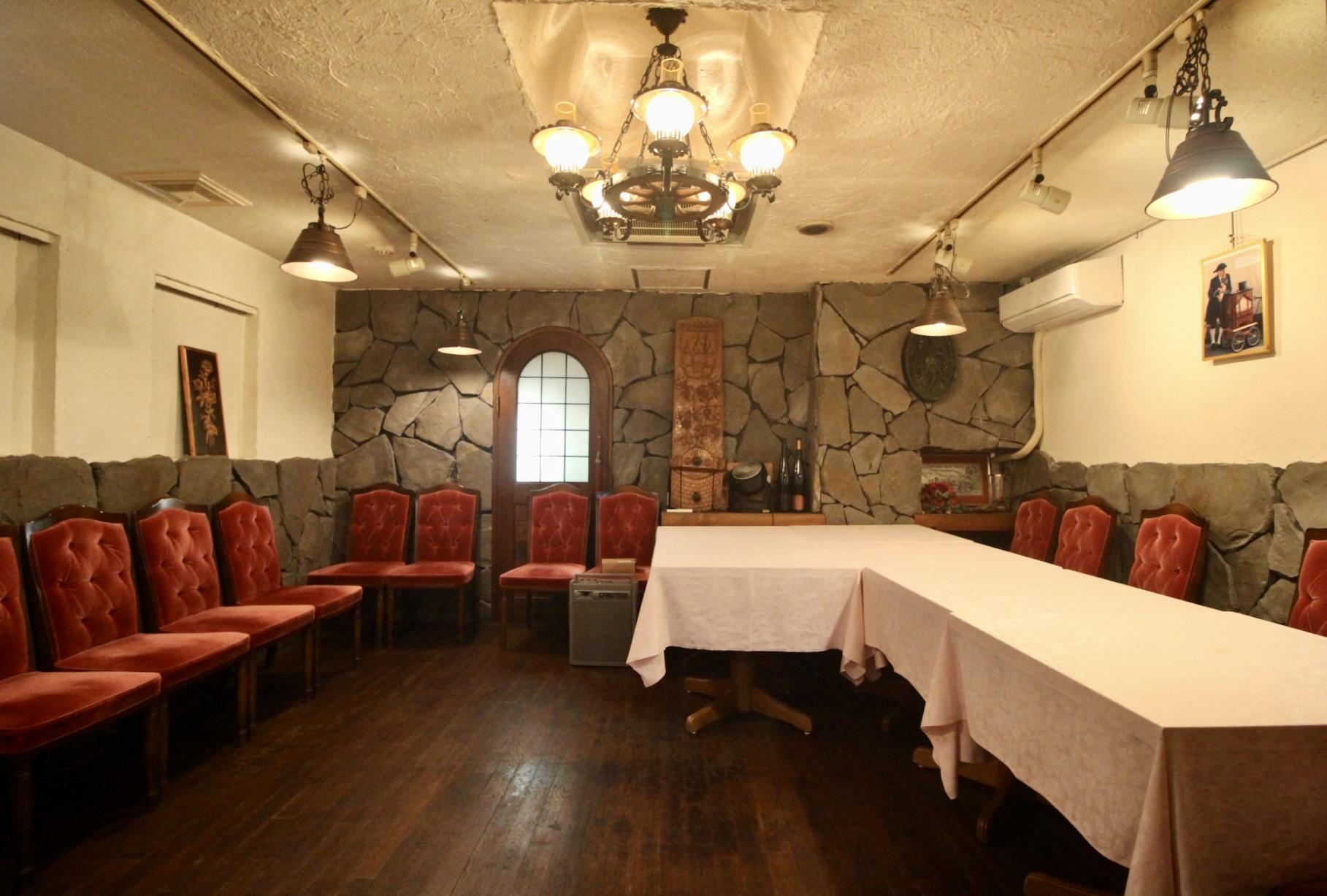 神戸市中央区北野町の売買物件/石貼りの壁に、気品ある椅子が並ぶ個室