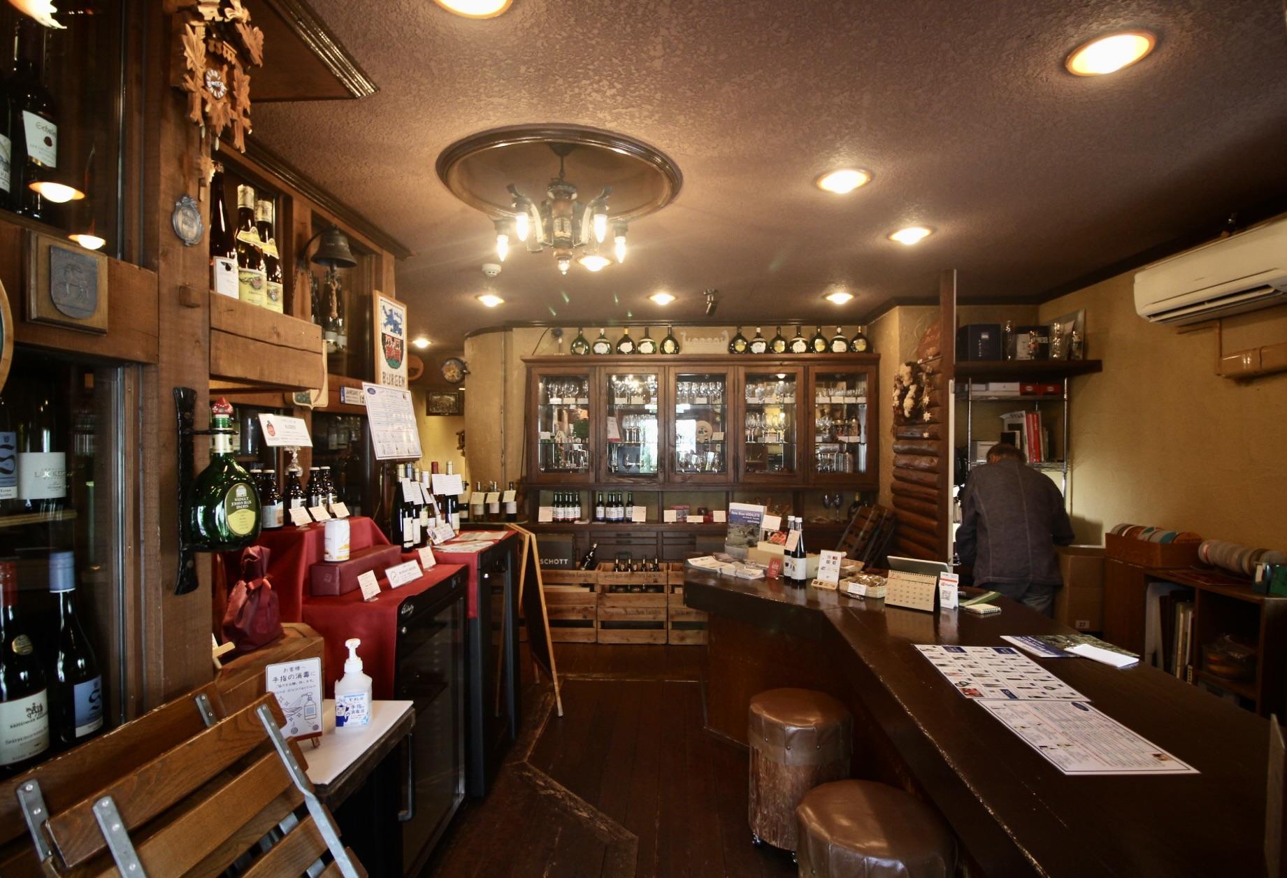 神戸市中央区北野町の売買物件/凝ったアンティークな照明やカウンターの1階店舗スペース