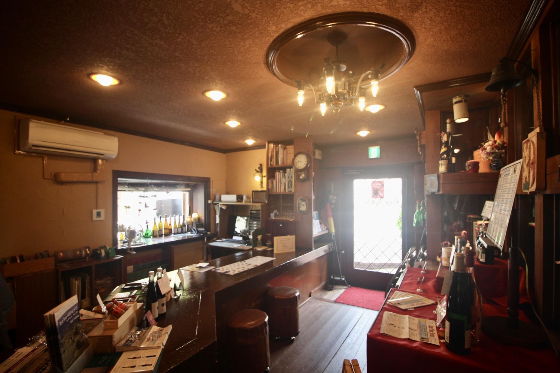 神戸市中央区北野町の売買物件/アンティークなカウンターや照明の意匠が残る1階店舗区画